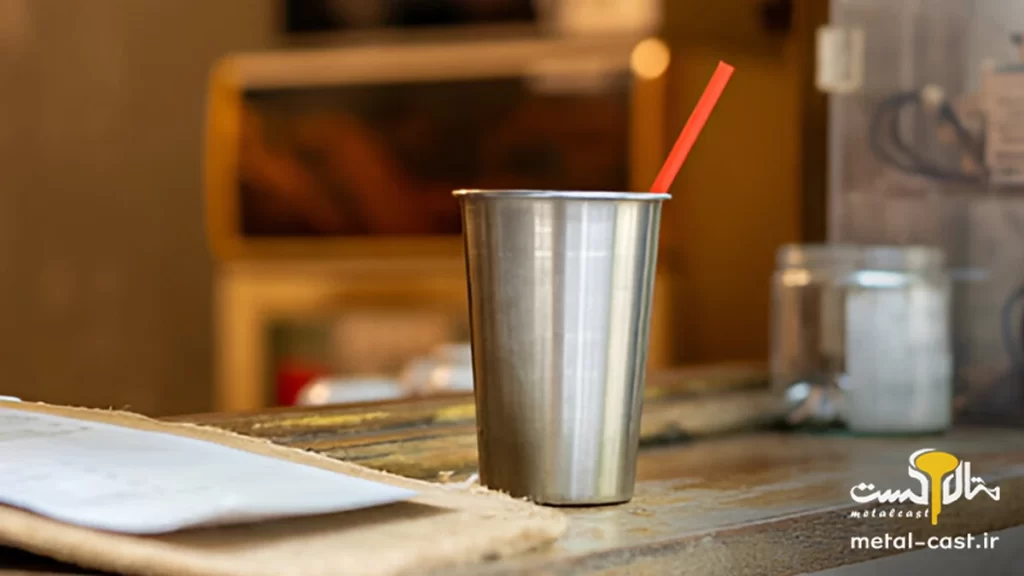 تصویر ساخت لیوان به کمک استیل برای بیان کاربرد استیل در آشپزخانه و تولید لوازمخانگی کاربرد استیل در ساخت لیوان