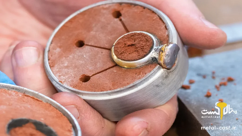 ریختهگری سنتی طلا با قالب ماسهای ریختهگری طلا به روش ماسهای در کارگاه جواهرسازی