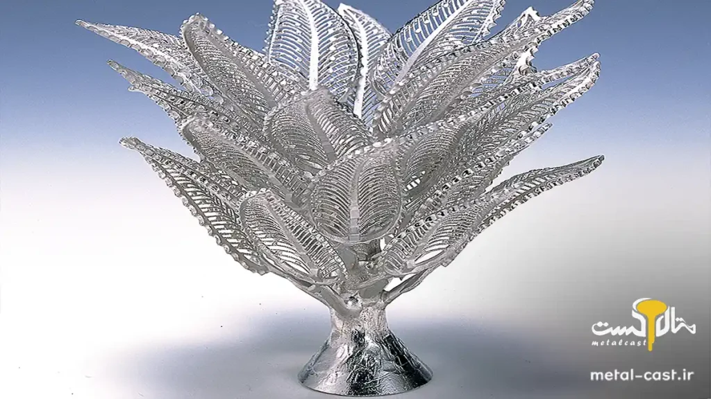 ساخت ظروف تزئینی نقره‌ای با جزئیات هنری بالا در فرآیند ریخته‌گری سنتی