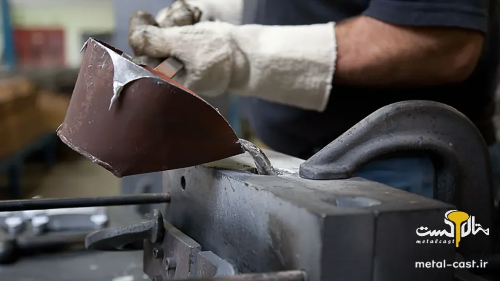 کمهزینه، پایدار و مناسب قطعات با کیفیت بالا نمایی از قالب ریختهگری ثقلی که فلز مذاب بدون فشار و تنها با نیروی وزن وارد قالب میشود.